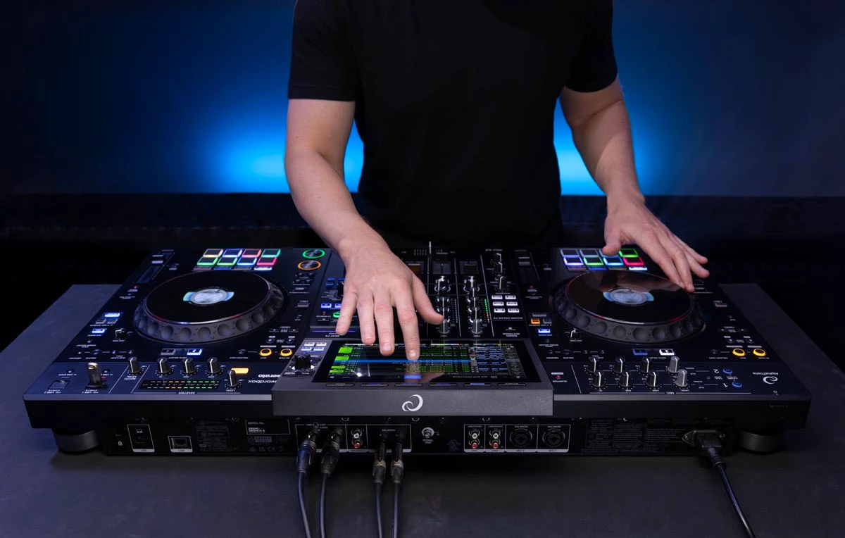 AlphaTheta_XDJ-AZ_-_Lifestyle_Image_(3)